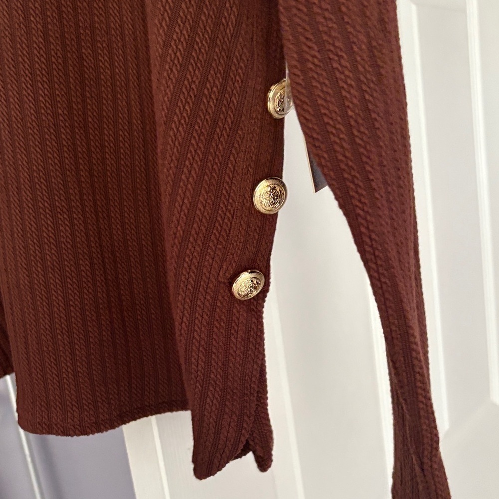 Elegant Brown Ribbed Crew Neck Sweater button detail - Picture 6 of 8